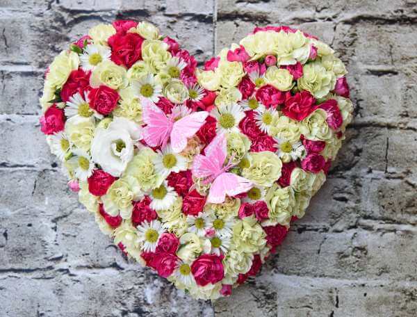סידור פרחים בצורת לב סידור פרחים לב כפרי