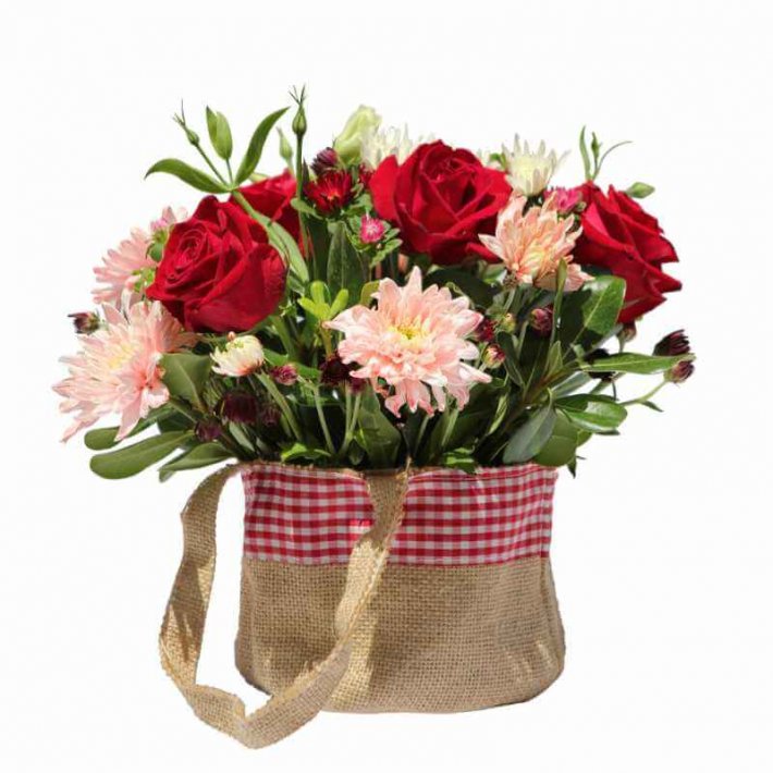 סידור ורדים בתיק סידור ורדים באווירה כפרית