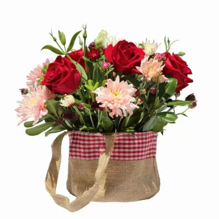 סידור ורדים בתיק סידור ורדים באווירה כפרית