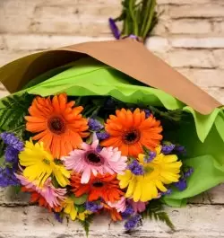 זר פרחים קשת