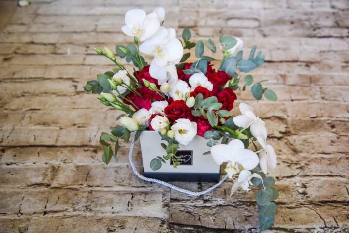 קופסת ורדים בשילוב סחלב