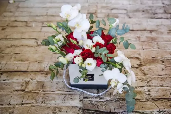 קופסת ורדים בשילוב סחלב