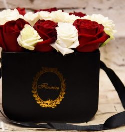 סידור ורדים בתיק שחור