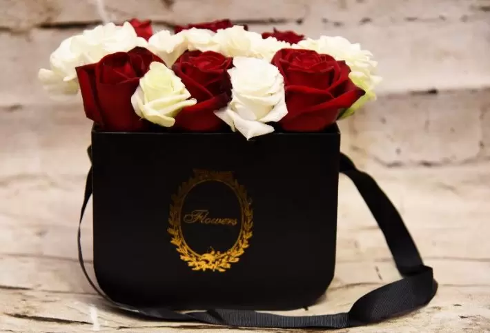 סידור ורדים LUXURY סידור ורדים בתיק שחור