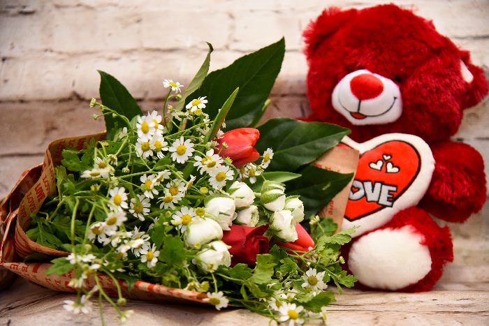 סידור Black and White סידור פרחים עם דובי