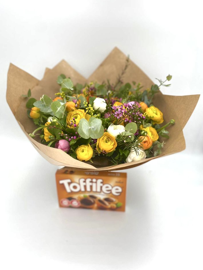 זר פרחים עונתי עם מארז שוקולד