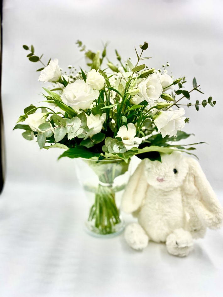 ליזאנטוס לבן עם בובה